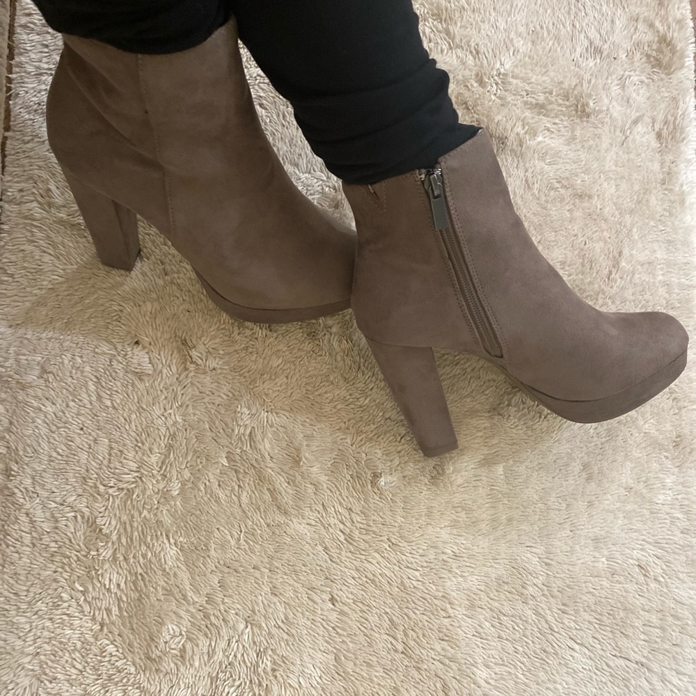 BAMBOO: Slate Grey_Tan Boot. High heel small and toe stack.